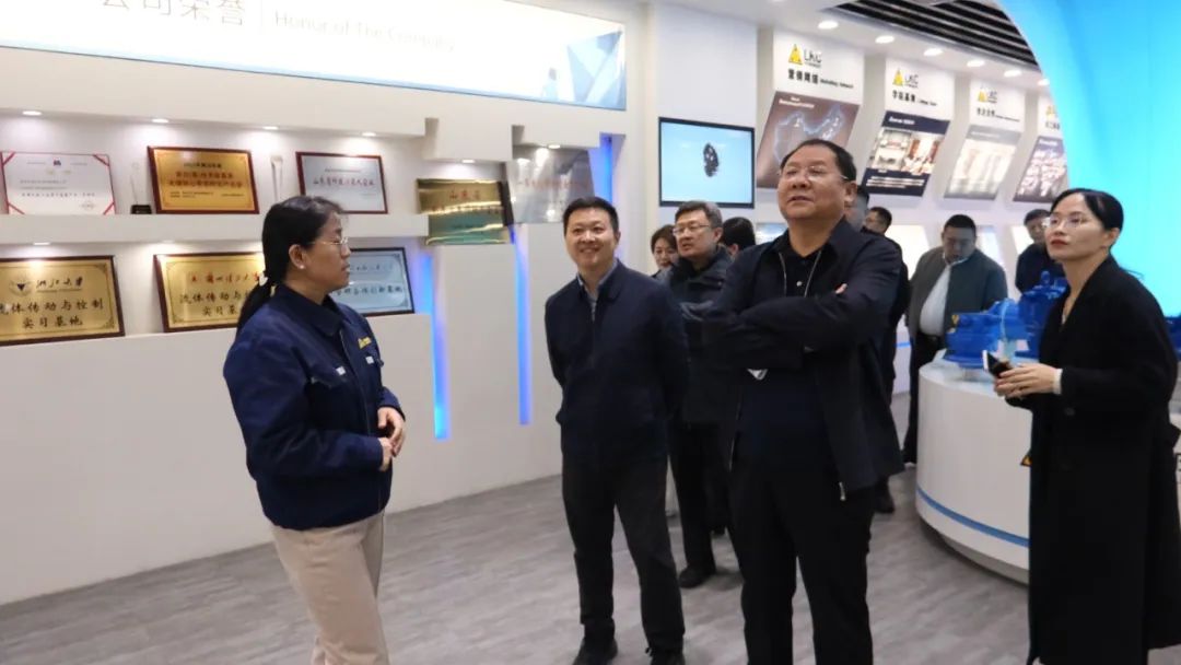1741566685139436.jpg 區(qū)委統(tǒng)戰(zhàn)部副部長(zhǎng)郭可超一行蒞臨力克川液壓參觀指導(dǎo)2.jpg